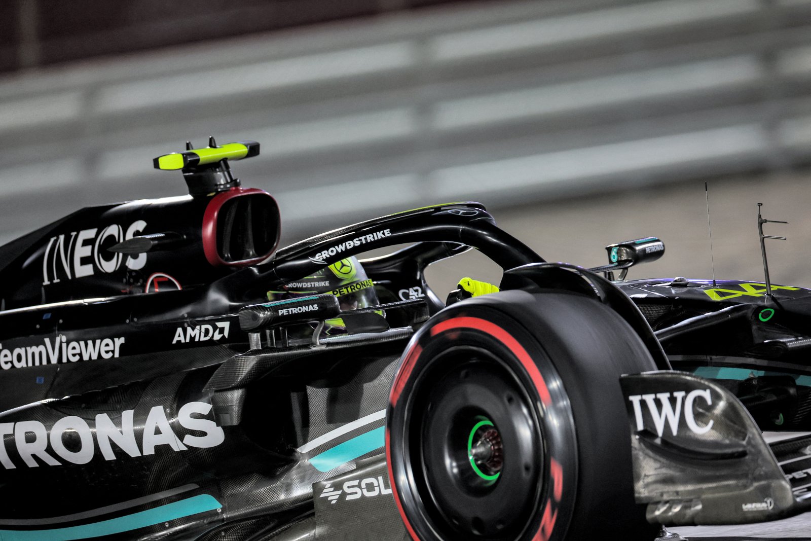 Hamilton considera “innecesarios” los límites de pista tras clasificación en Qatar