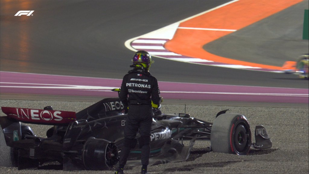 FIA revisa violação de Hamilton por cruzar pista no Catar e considera punições mais fortes