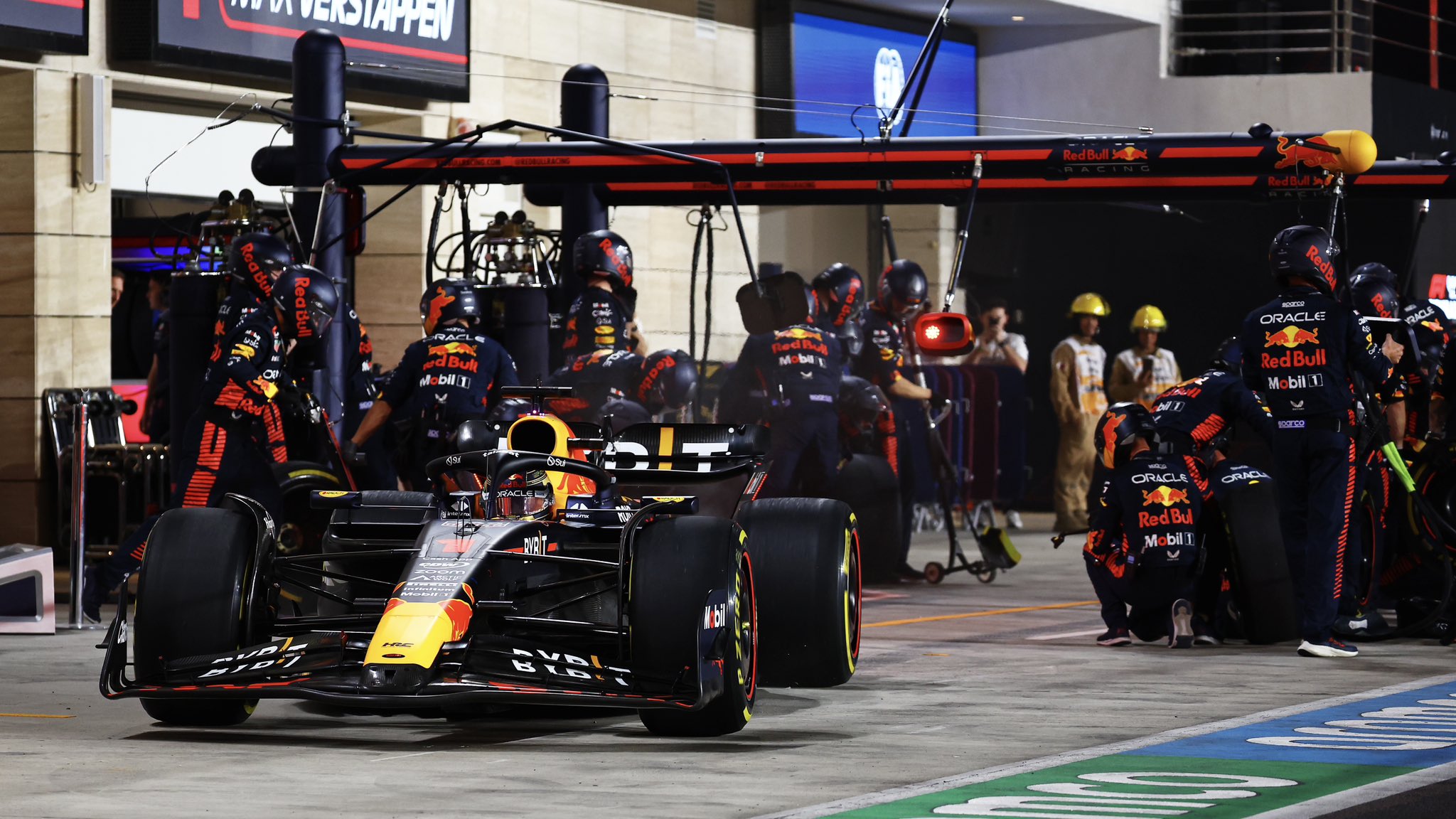 Verstappen critica aderência de pista do Catar e dispara sobre 3 paradas: “Uma vergonha”