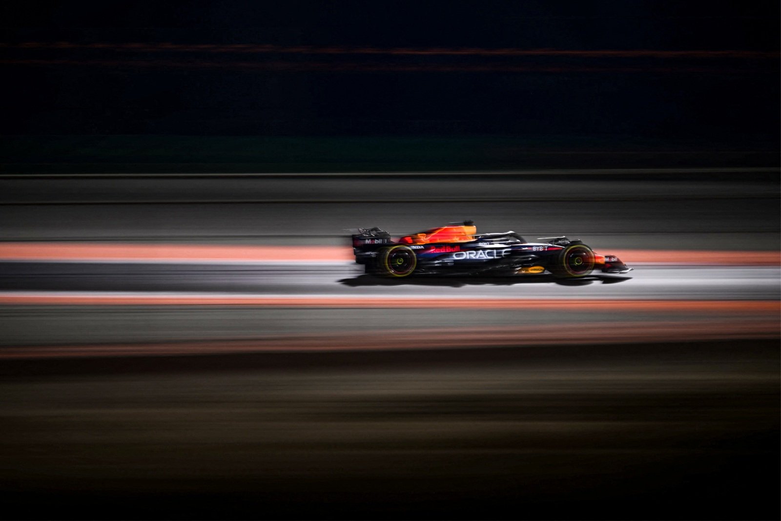 Verstappen passa ileso por bagunça dos pneus e vence GP do Catar. McLaren completa pódio