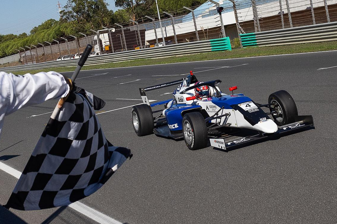 Naël e Deligny fecham etapa em Estoril com vitórias na F4 Espanhola. Clerot é 5º