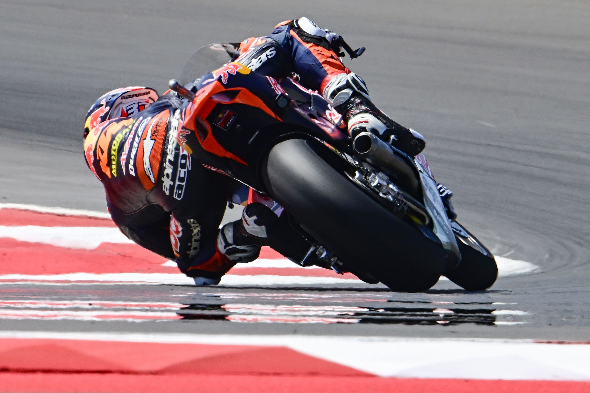 Acosta bate Ramírez por apenas 0s014 e comanda treinos da Moto2 na Tailândia