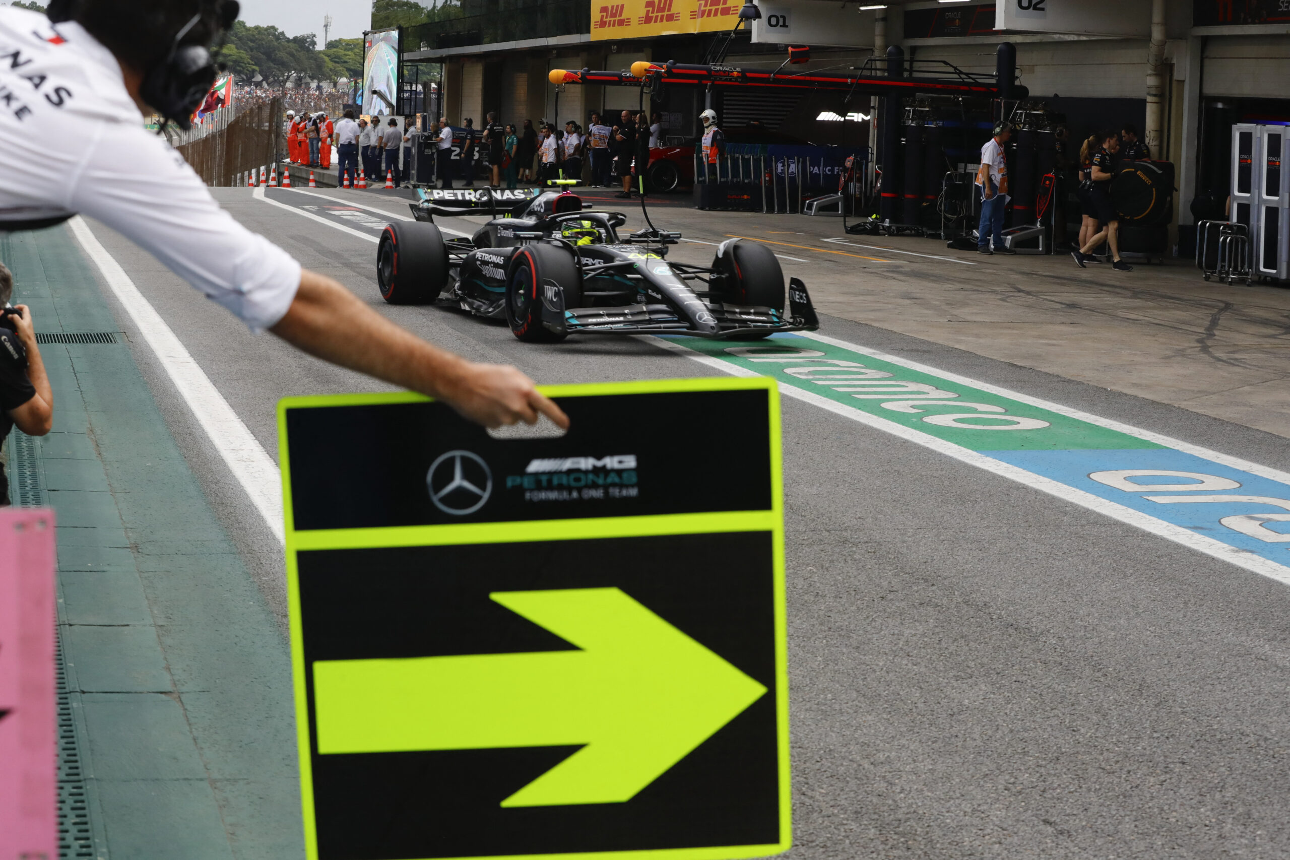 Hamilton diz que caos em São Paulo levou Mercedes “mais longe” na classificação