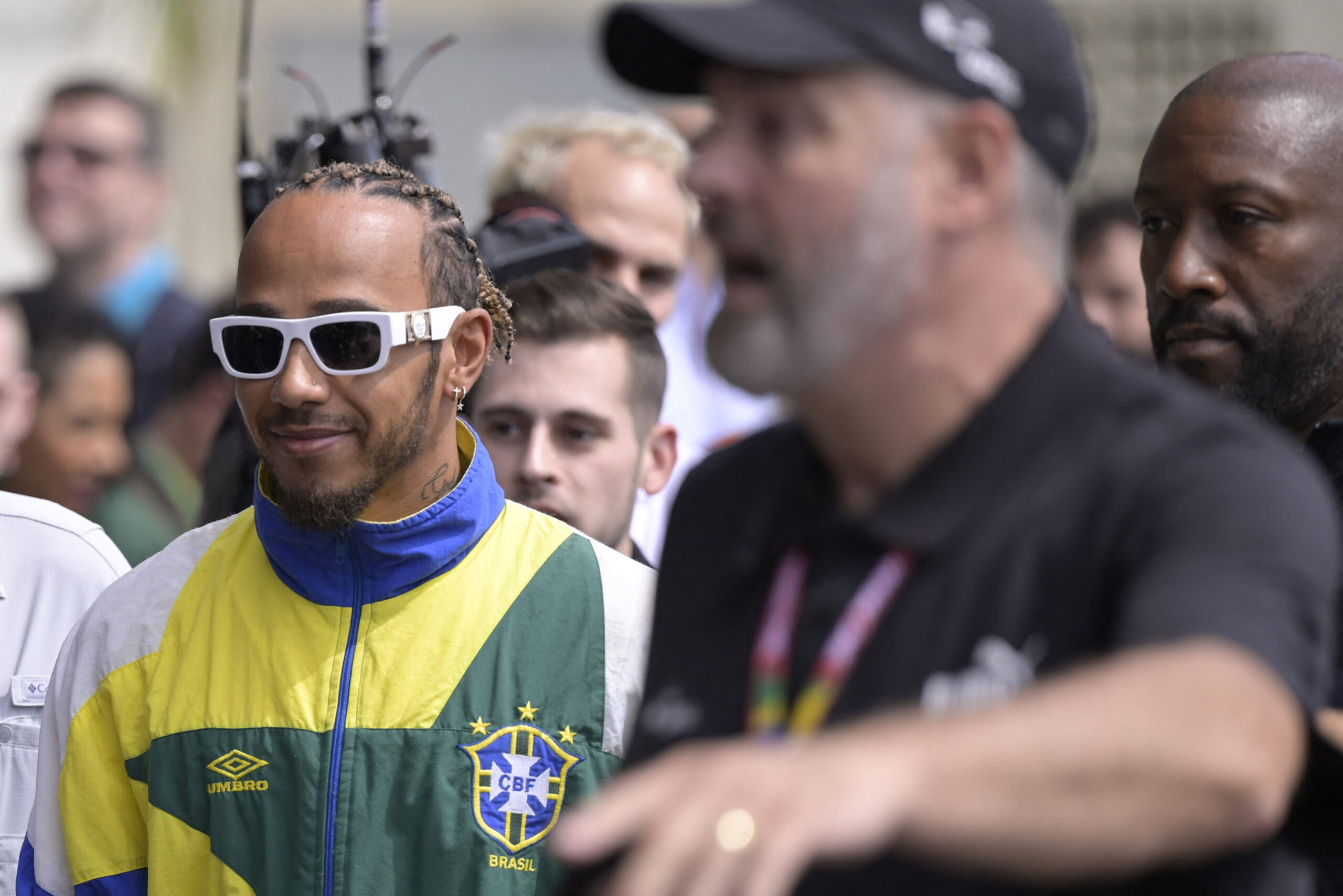 Hamilton chega ao paddock em Interlagos com agasalho do tetra da Seleção