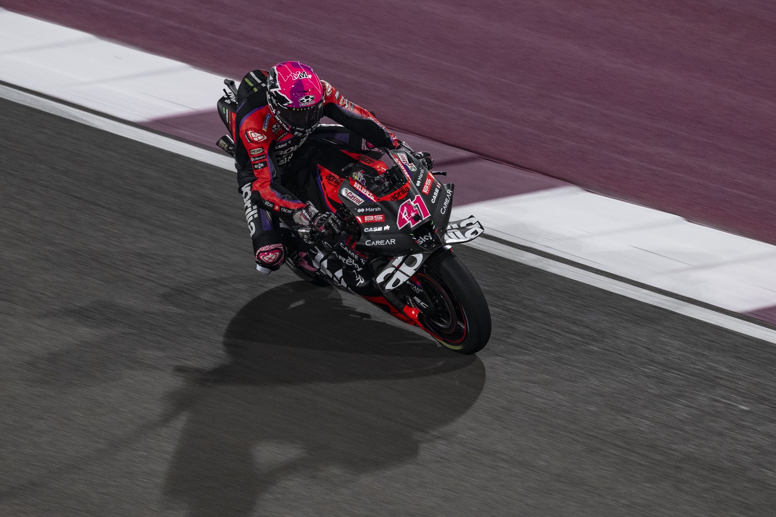 Aleix Espargaró sofre pequena fratura na perna esquerda e vira dúvida para GP do Catar