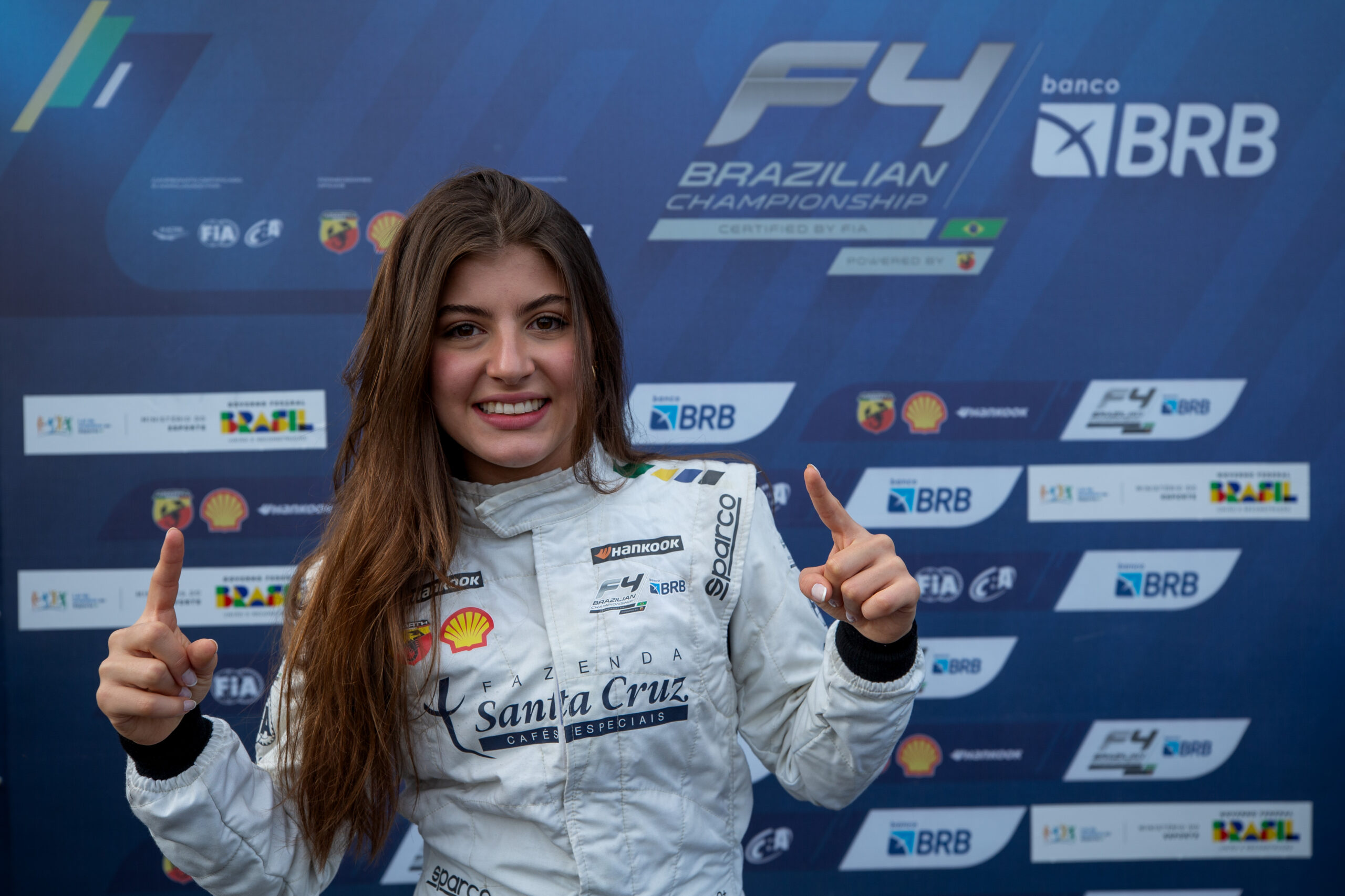 Cecília Rabelo faz história em Interlagos e vira primeira pilota a cravar pole na F4 Brasil