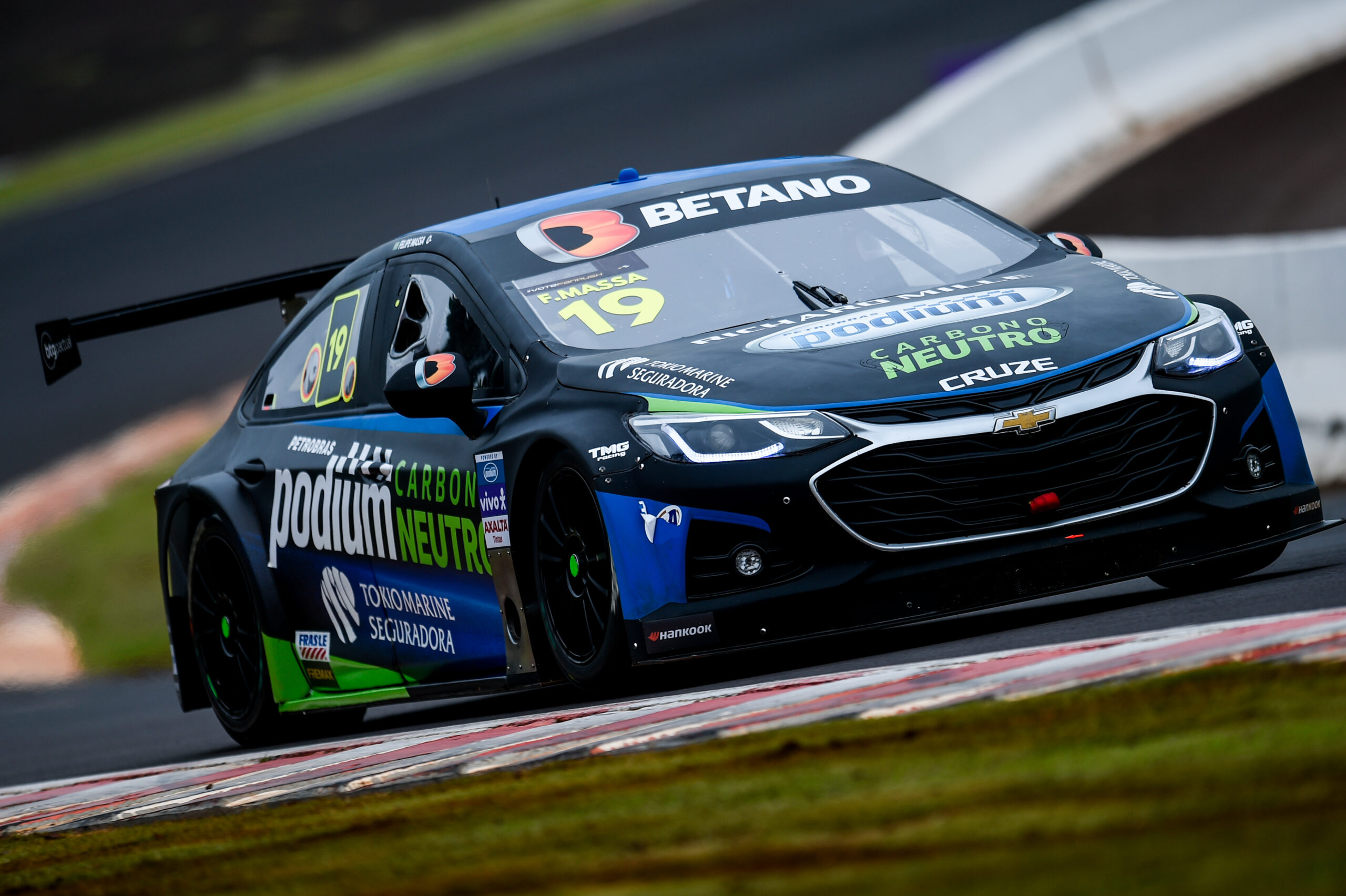Massa supera Foresti no início, faz prova segura e vence pela primeira vez na Stock Car