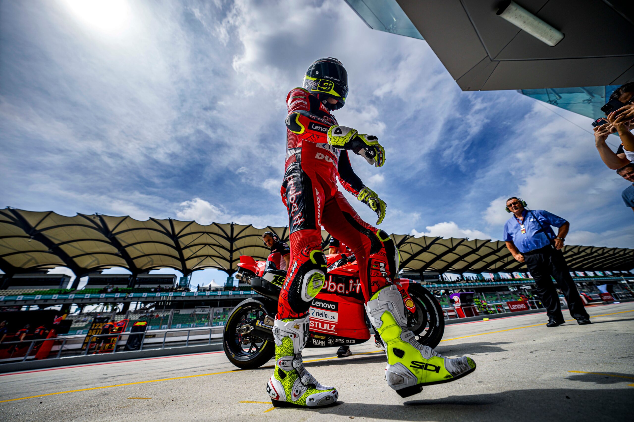 Bautista revela lesão no pescoço às vésperas de GP da Malásia: “Piorava a cada dia”