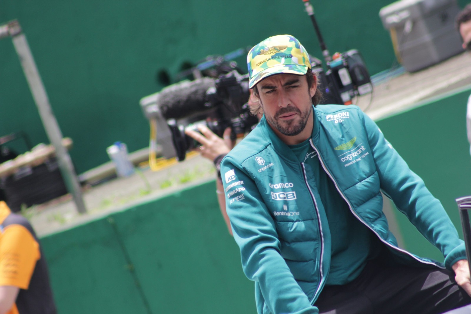 Alonso diz que Aston Martin precisa aceitar pressão de competir na F1: “Não é caridade”