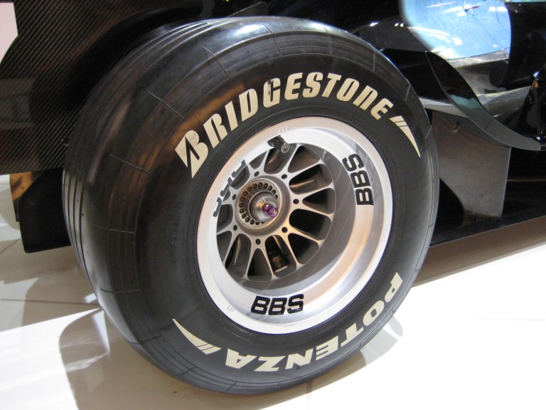 Bridgestone ensaia disputa contra Pirelli por fornecimento de pneus à F1 na temporada 2029