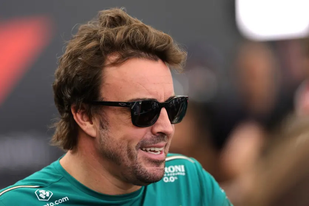 Alonso celebra “increíble 2023” en regreso a simulador de Aston Martin: “2024 será mejor”