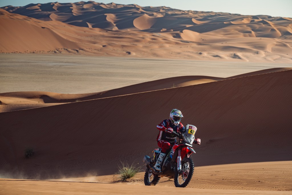 Van Beveren se adjudica la etapa maratón del Dakar 2024. Benavides termina 6º