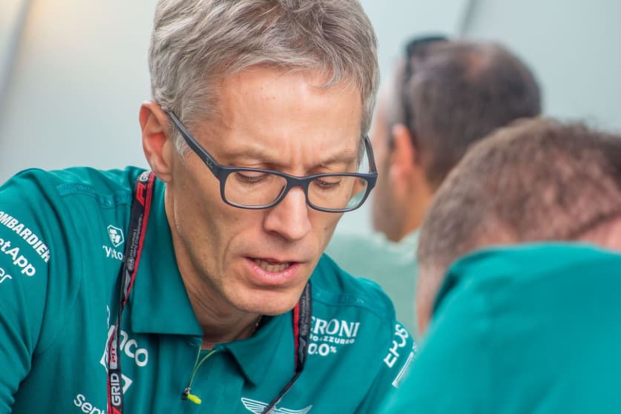 Jefe de Aston Martin lamenta caída en 2023, pero dice: “No soy de los que buscan excusas”