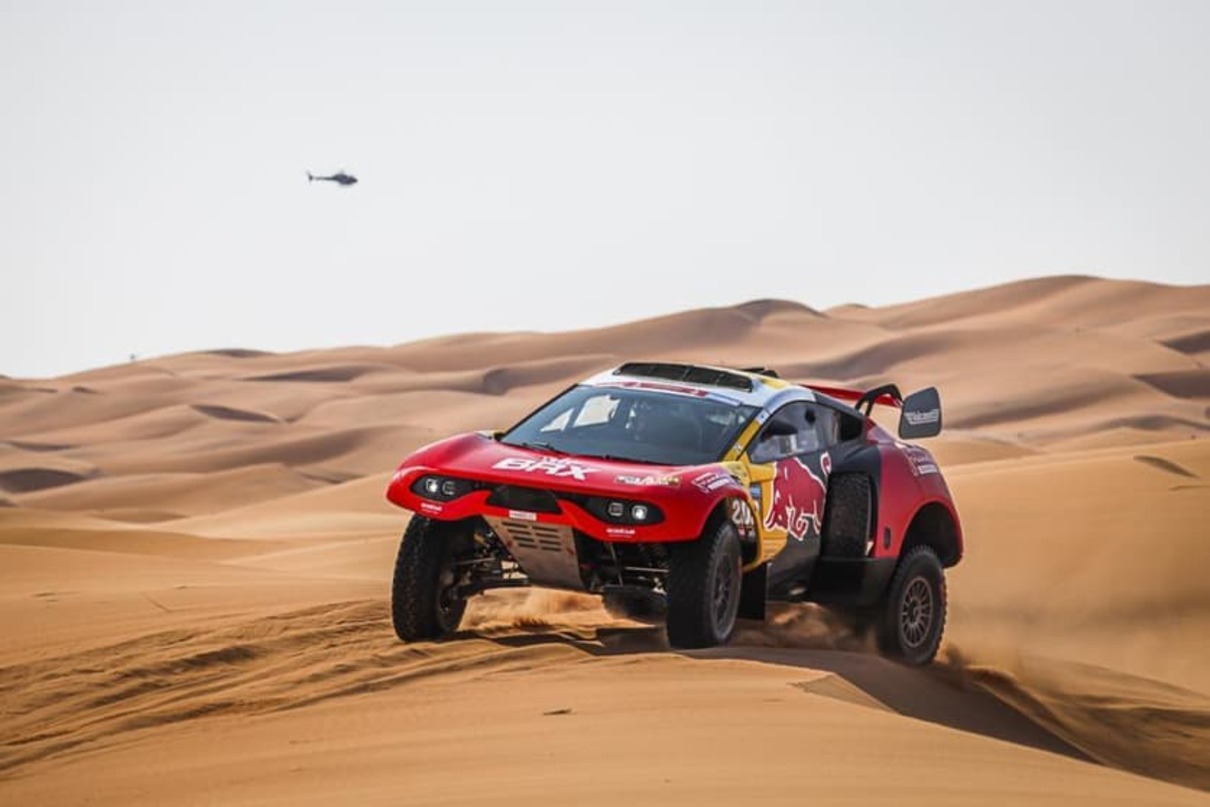 Loeb se impone a Al-Attiyah y gana la etapa 4 del Dakar 2024; Al Rajhi lidera en autos