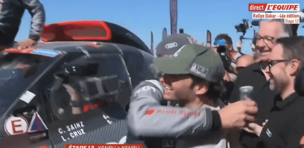 Sainz deja el descanso de la Fórmula 1 para celebrar con su padre la obtención de su cuarto Dakar