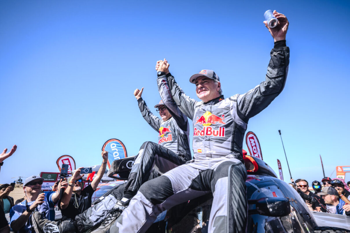 Sainz celebra la victoria en el Dakar y la confianza de Audi en él: “Es increíble”