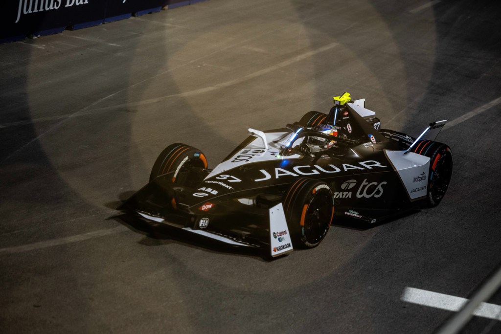 Cassidy resiste presión de Frijns y conquista el ePrix de Diriyah 2; Fenestraz es sexto