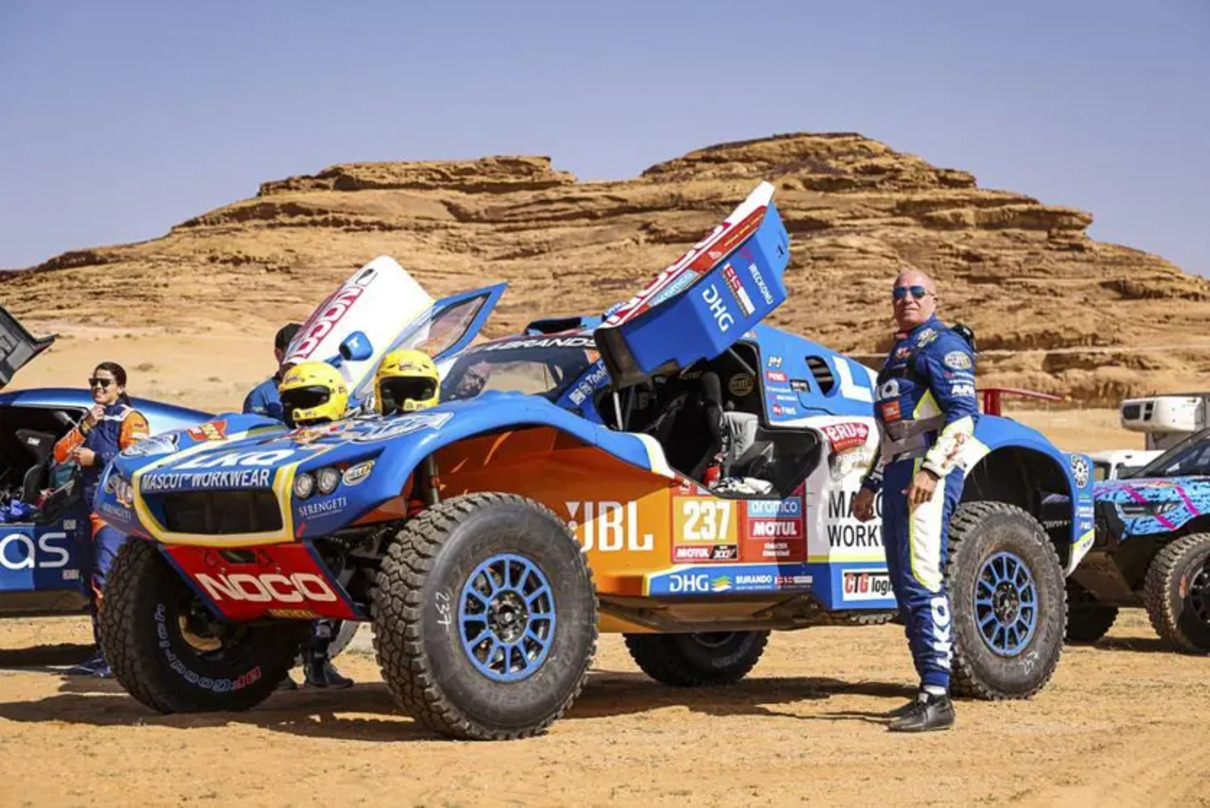 Tom Coronel choca con un piloto de motos durante la tercera especial del Dakar