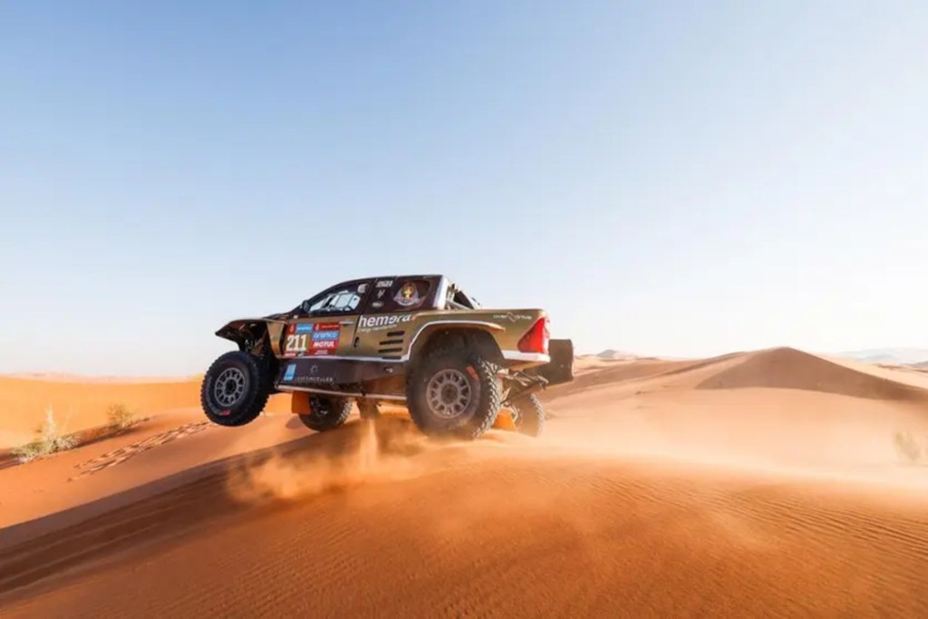 Chicherit gana etapa 11 del Dakar, Sainz queda a un paso del triunfo por retraso de Loeb