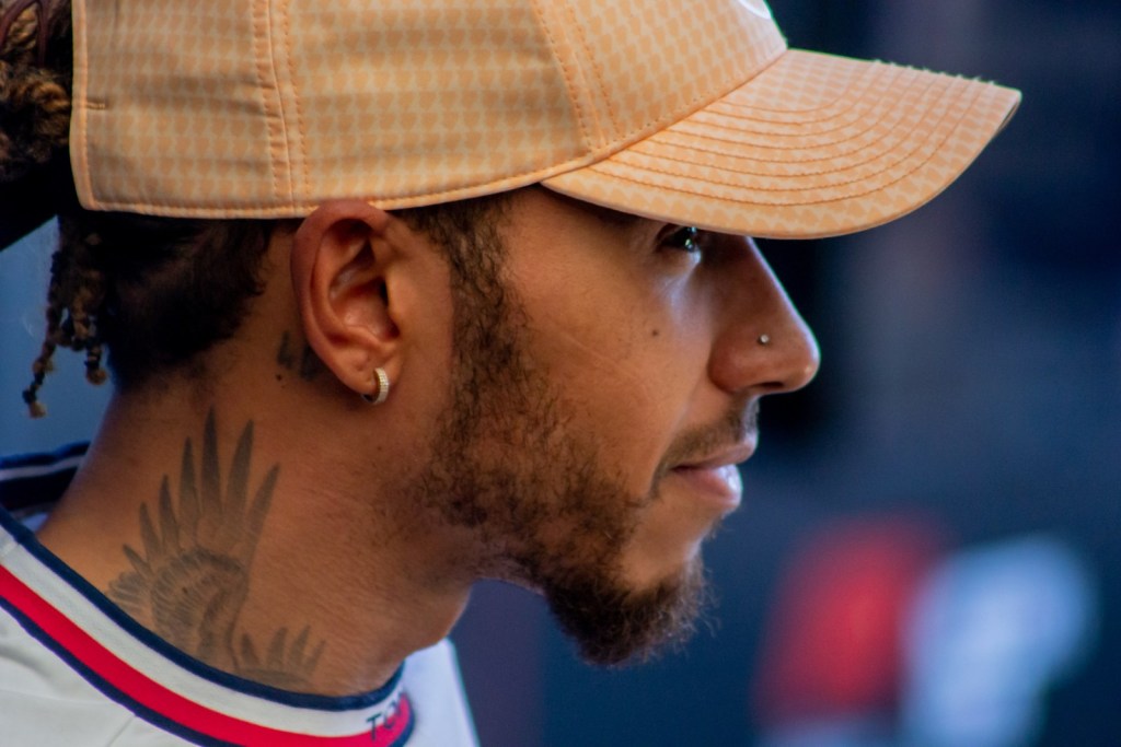 Hamilton proyecta su futuro y advierte: “Nunca dije que otro título sería un punto final”