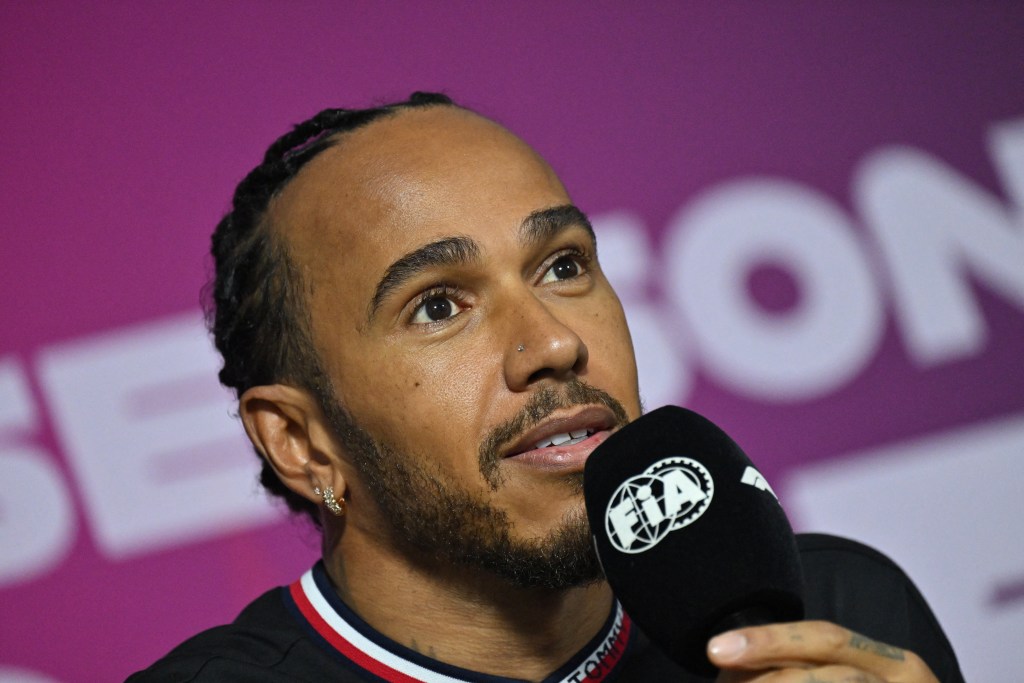 Hamilton refuerza compromiso con Mercedes y dice: “Quiero vencer a todos los equipos”