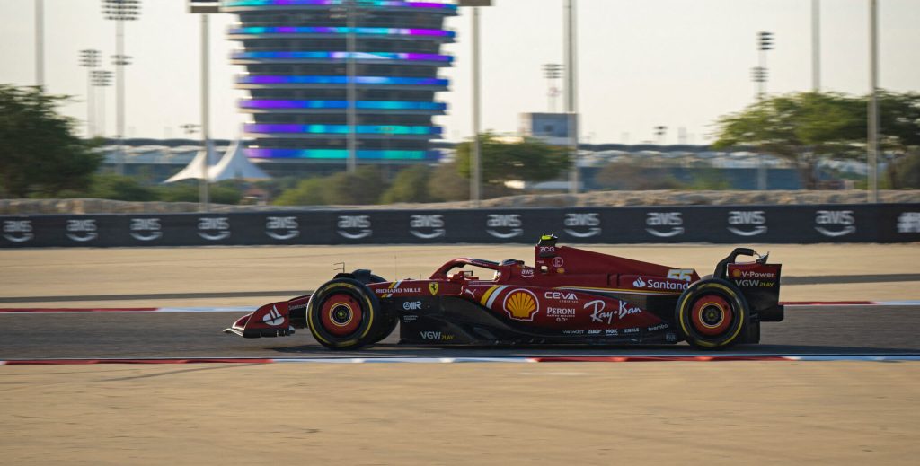Ferrari se adueña del jueves en Bahrein con Sainz liderando los tests vespertinos