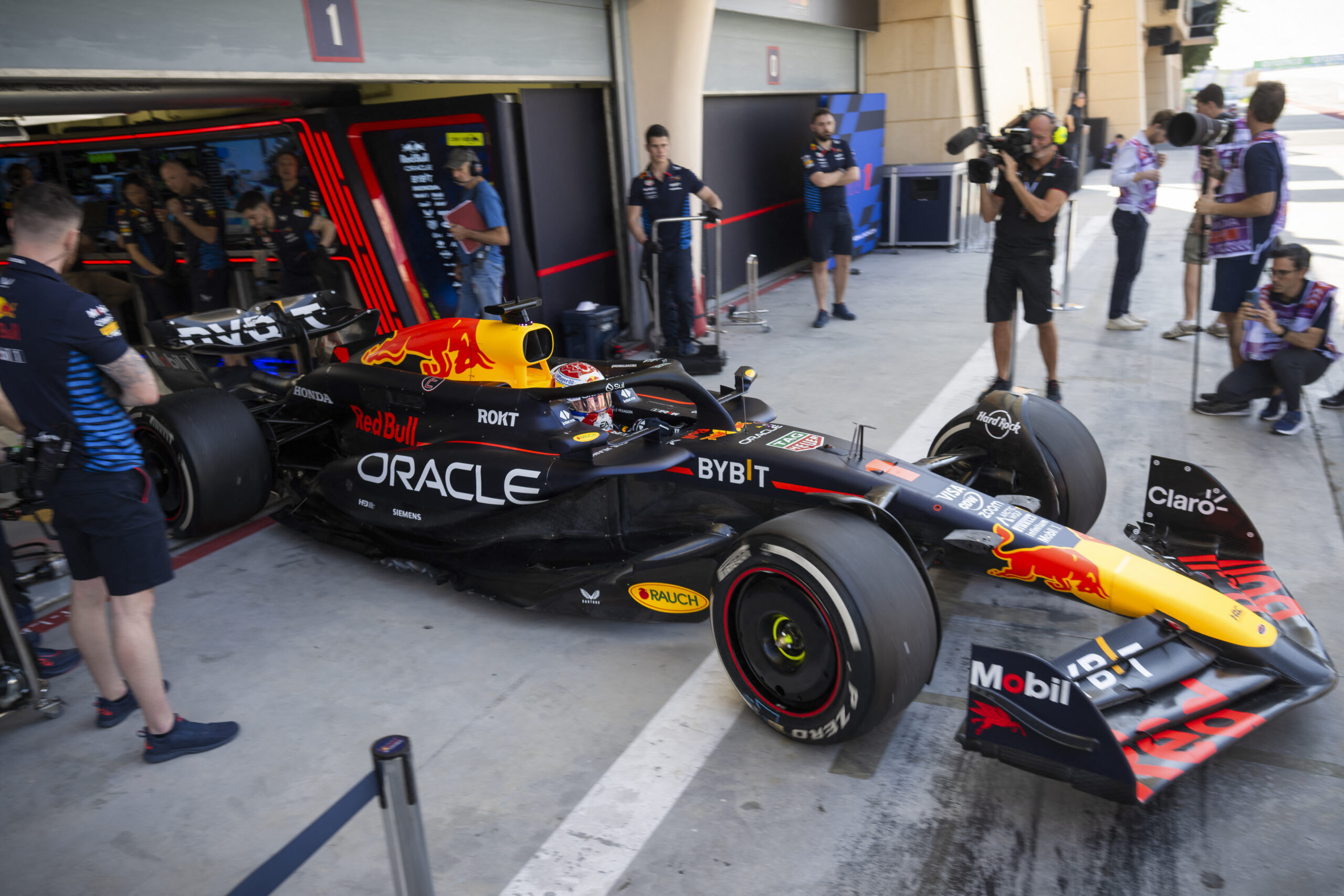 Verstappen lidera por 0s7 sobre Leclerc en la mañana del 1° día de tests de F1 en Bahréin
