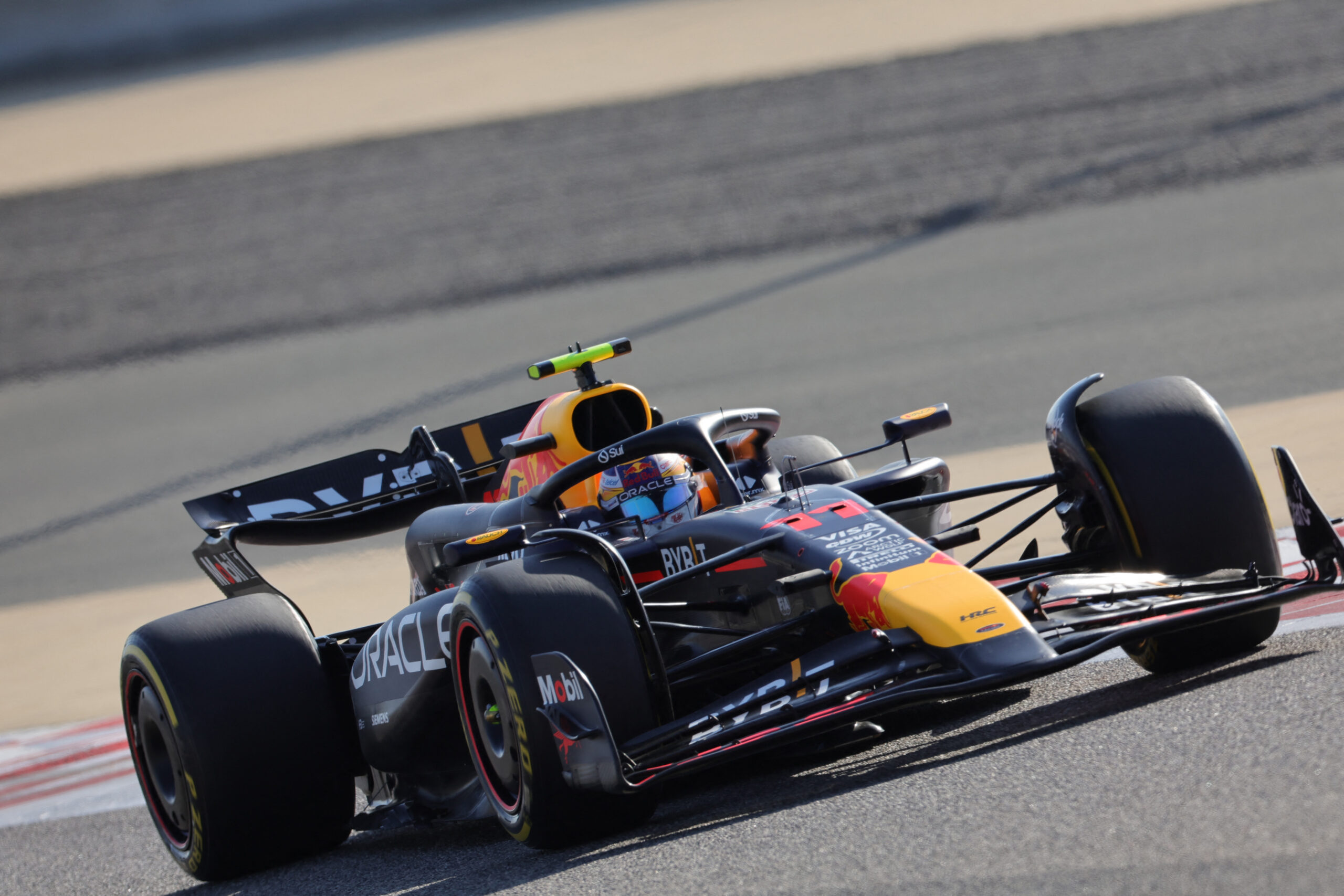 Pérez minimiza ”tímida” FP2 de Red Bull en Bahréin: “Buscando el equilibrio del coche”