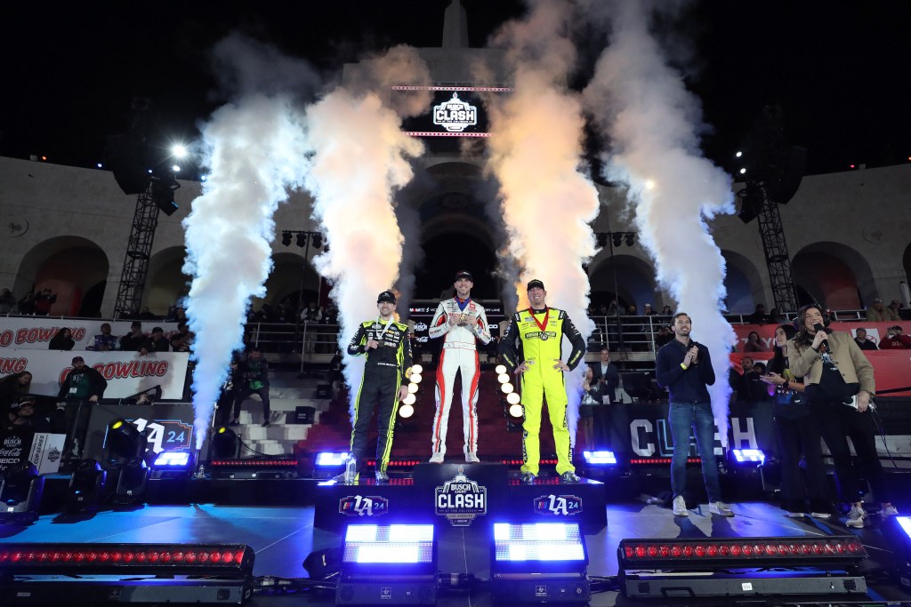 Hamlin se beneficia de toque entre Gibbs y Logano y gana la Nascar Clash en Los Ángeles