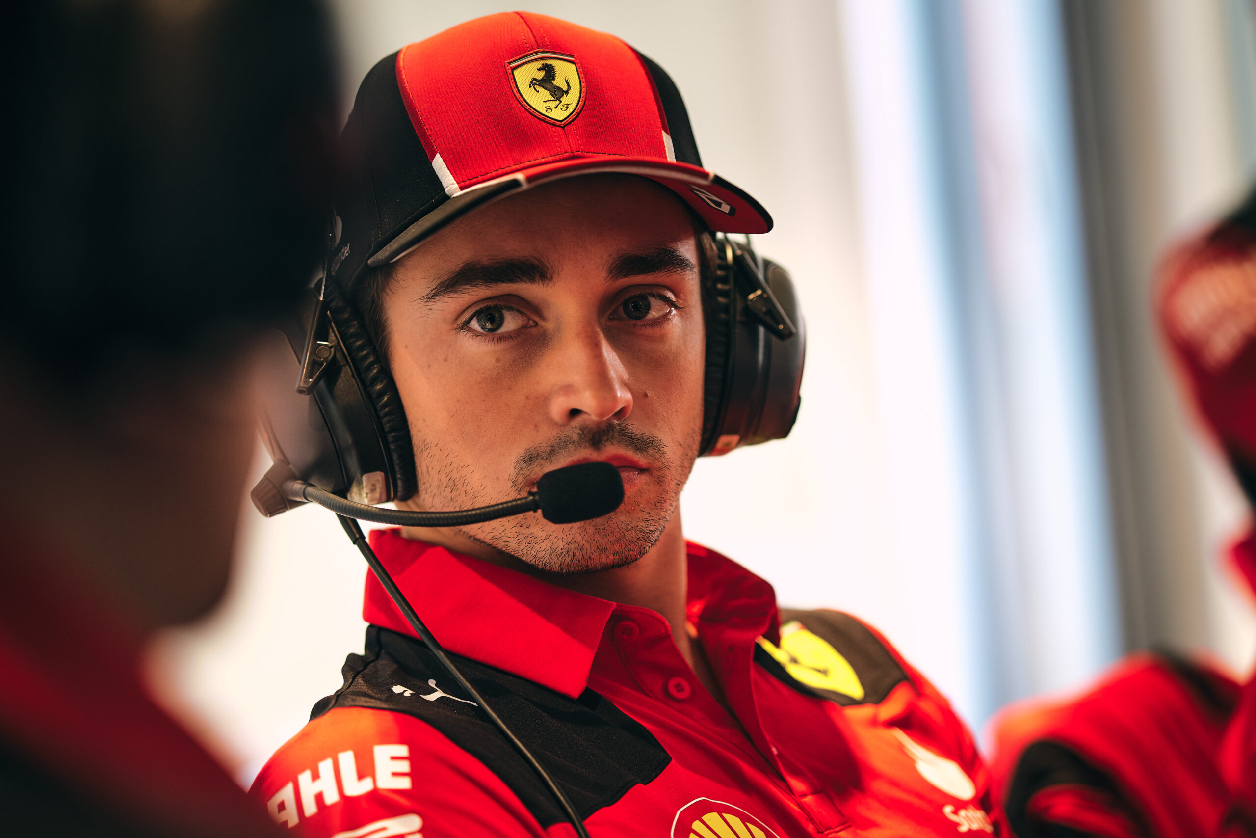 Leclerc admite discordar con Ferrari en la táctica de la quali en Bahréin: “Vamos a discutirlo”