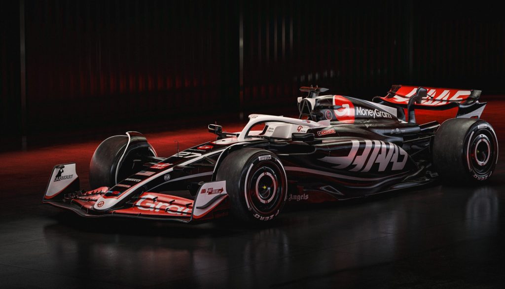 Haas presenta el VF-24 para la F1 2024 y agrega más negro y rojo a su decoración