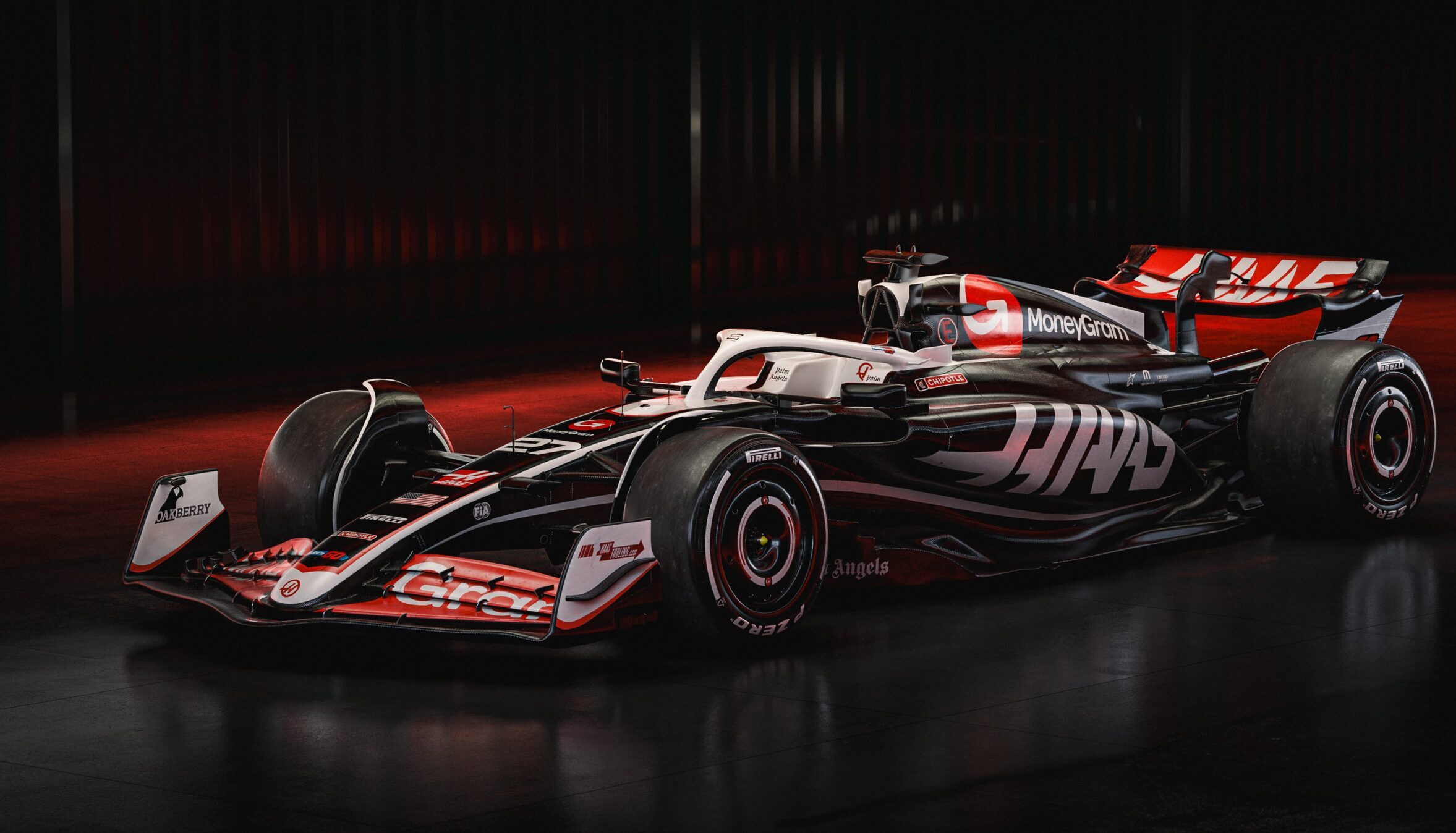 Haas presenta el VF-24 para la F1 2024 y agrega más negro y rojo a su decoración
