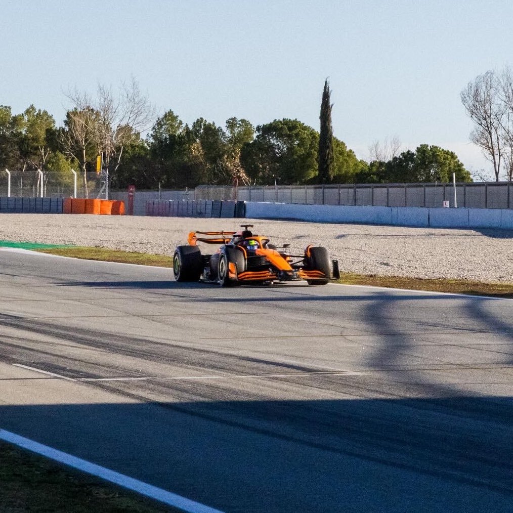 McLaren vuelve a pista y pone a Norris y Piastri en el coche de 2022 en Barcelona