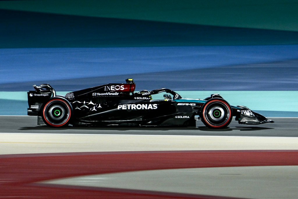 Hamilton sorprende en 1-2 de Mercedes en la FP2 del GP de Bahréin; Verstappen, 6°