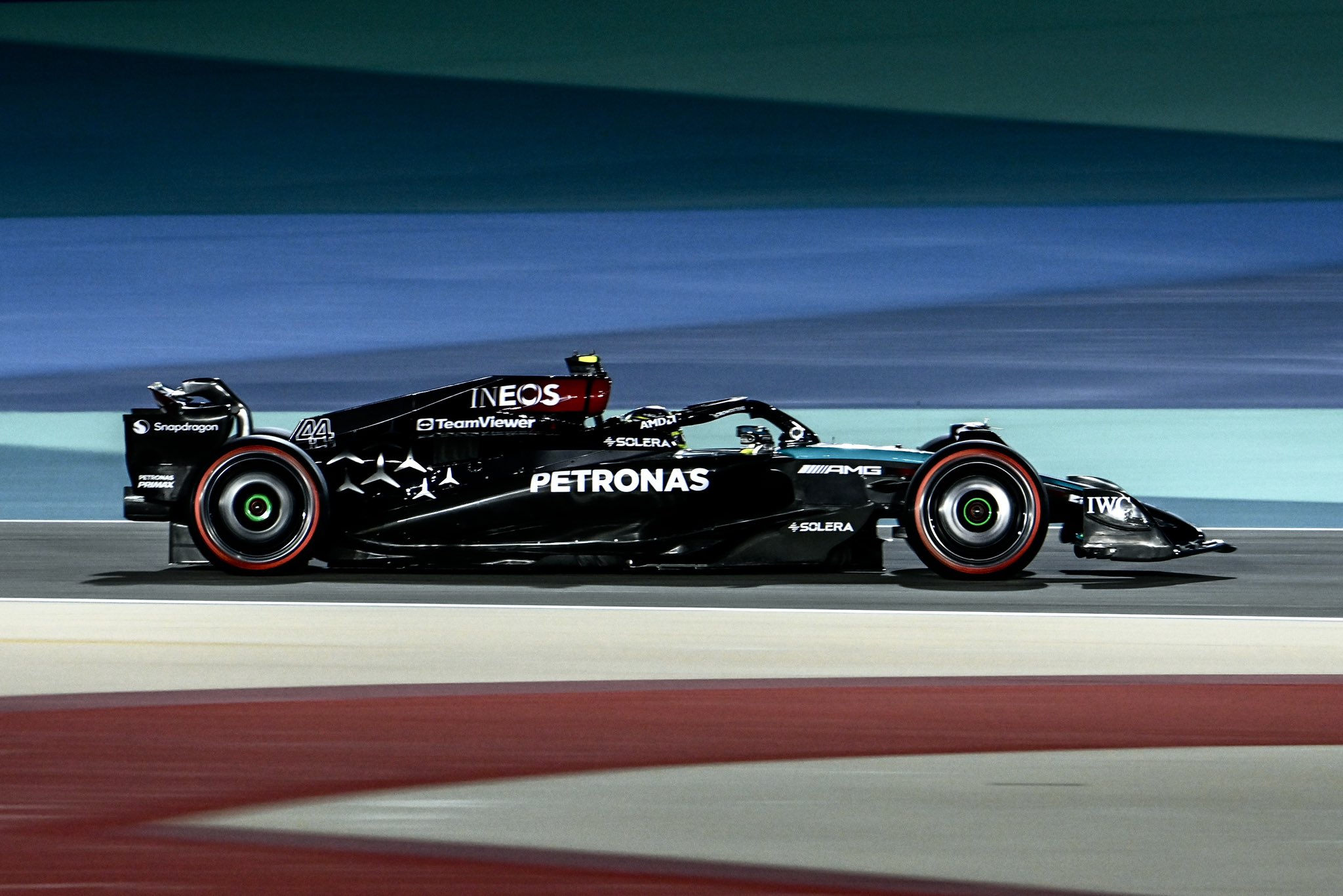 Hamilton sorprende en 1-2 de Mercedes en la FP2 del GP de Bahréin; Verstappen, 6°