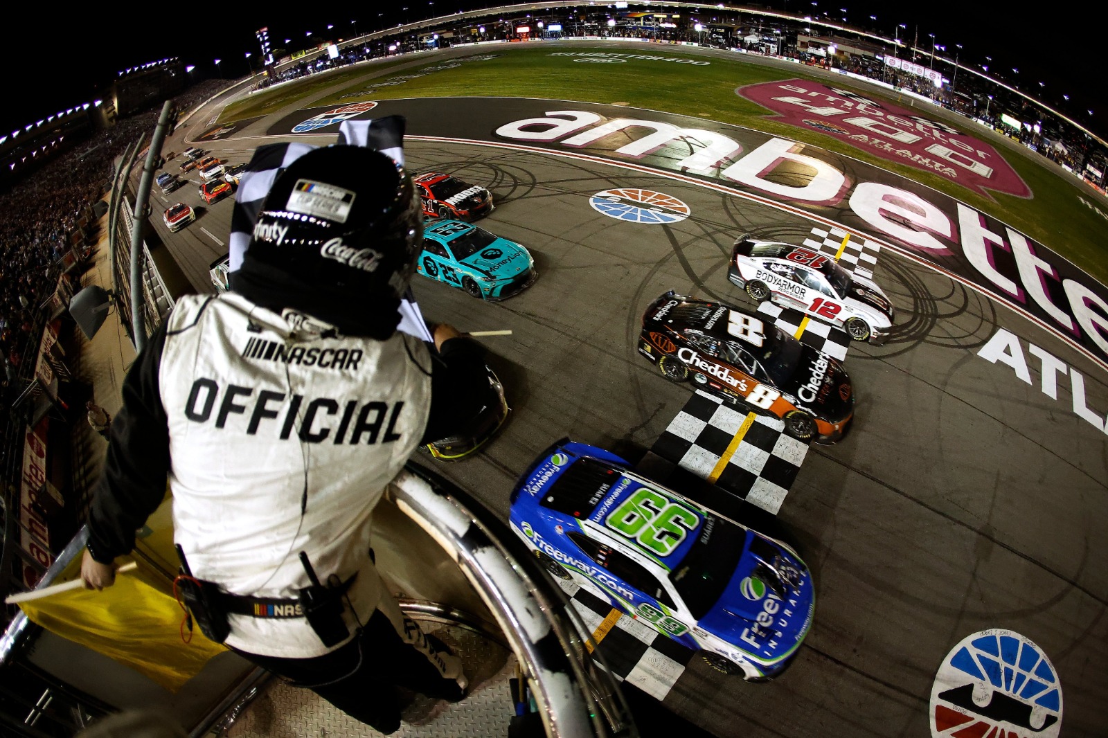Suárez emula a ‘Cars’ y supera por milésimas a Blaney y Busch en etapa de Nascar en Atlanta