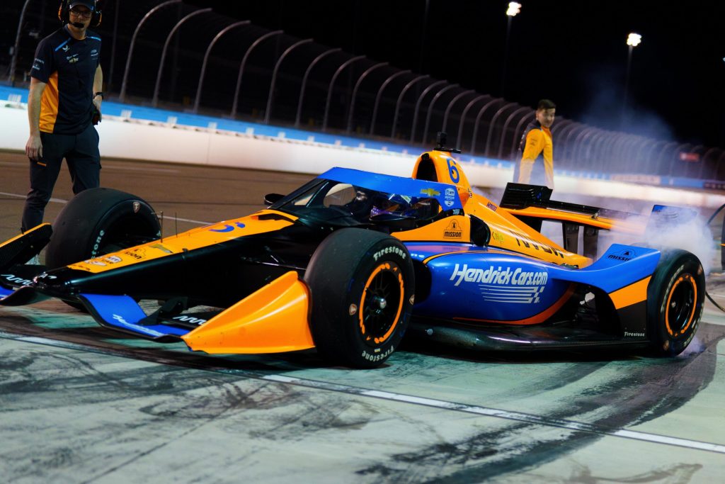 Larson hace “incómoda” prueba en Phoenix en la preparación para su debut en Indy 500
