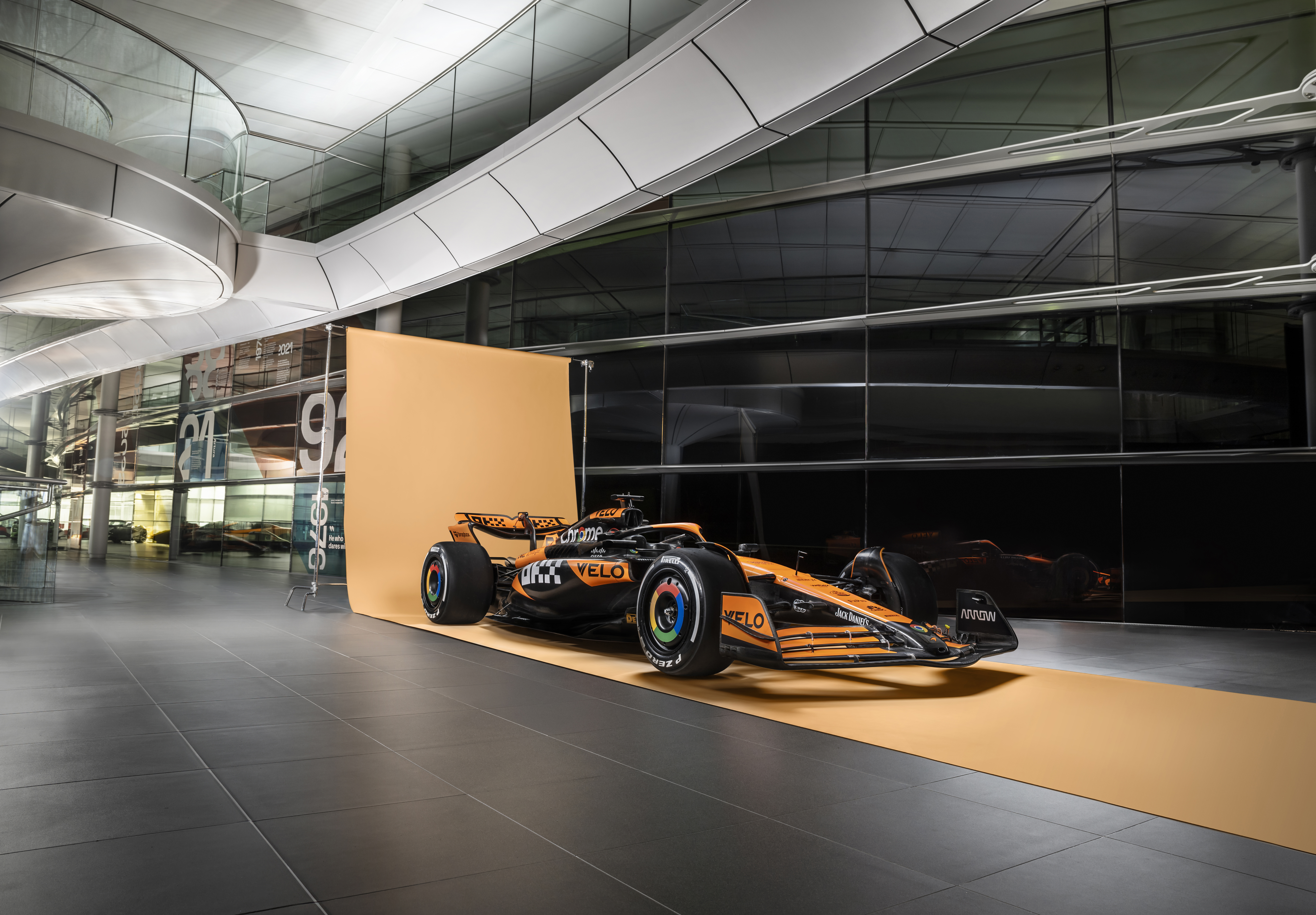 McLaren conclui apresentação do MCL38 e mostra carro de verdade 1 mês após pintura