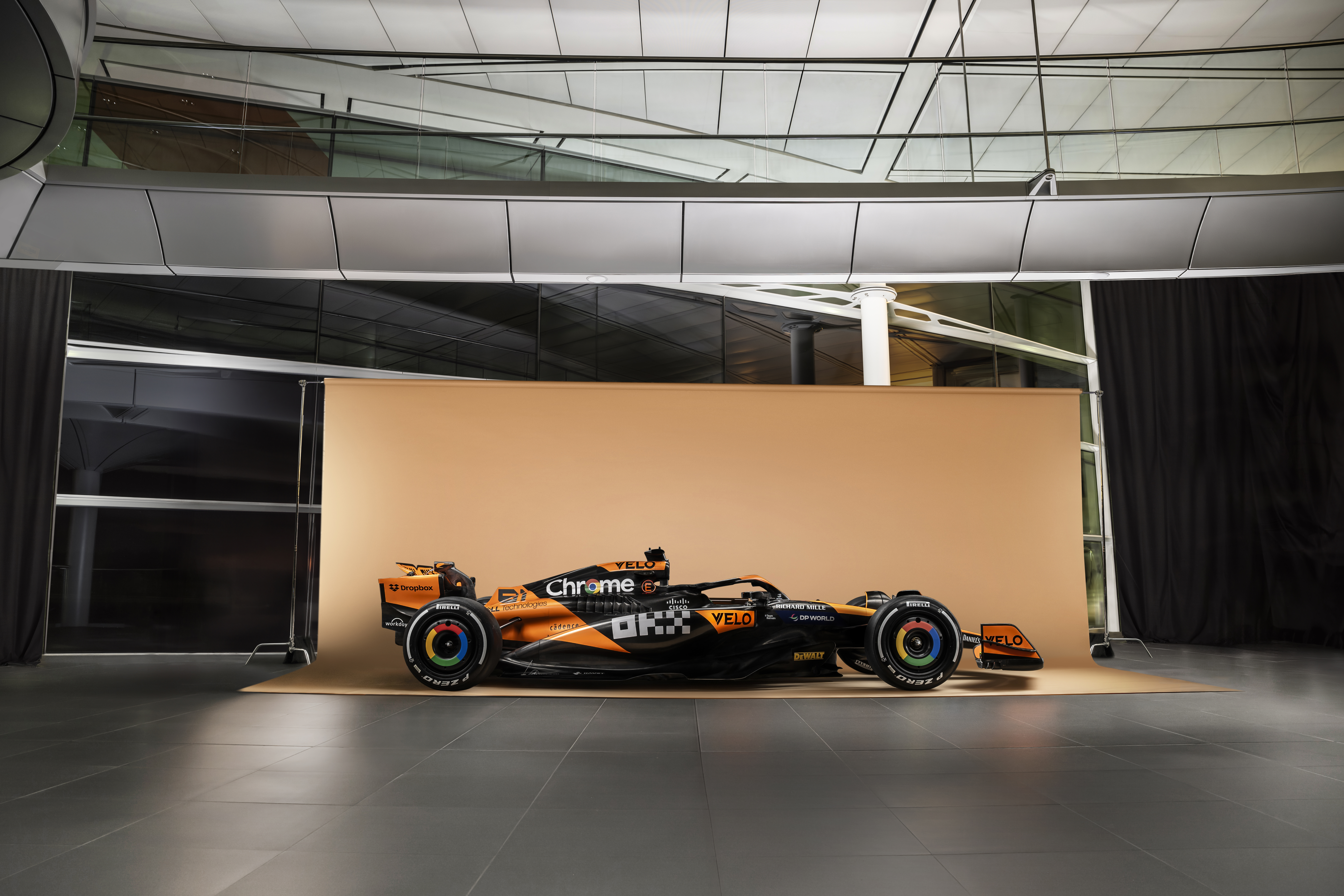 McLaren ‘esconde jogo’ em shakedown e recebe apoio de Norris: “Nós podemos”