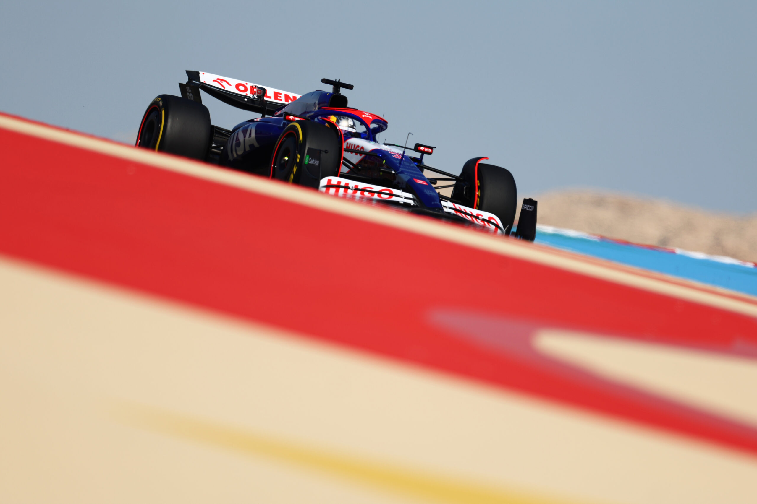 Ricciardo se impone ante McLaren en FP1 enfocada en tanques llenos en Bahréin