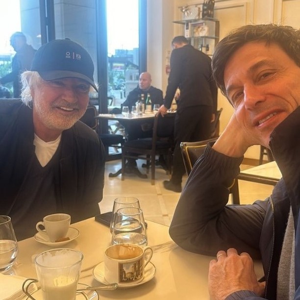 Do café entre Briatore e Wolff à ‘posição única’ no grid: como Alonso aproveita rumores e se coloca no mercado da F1