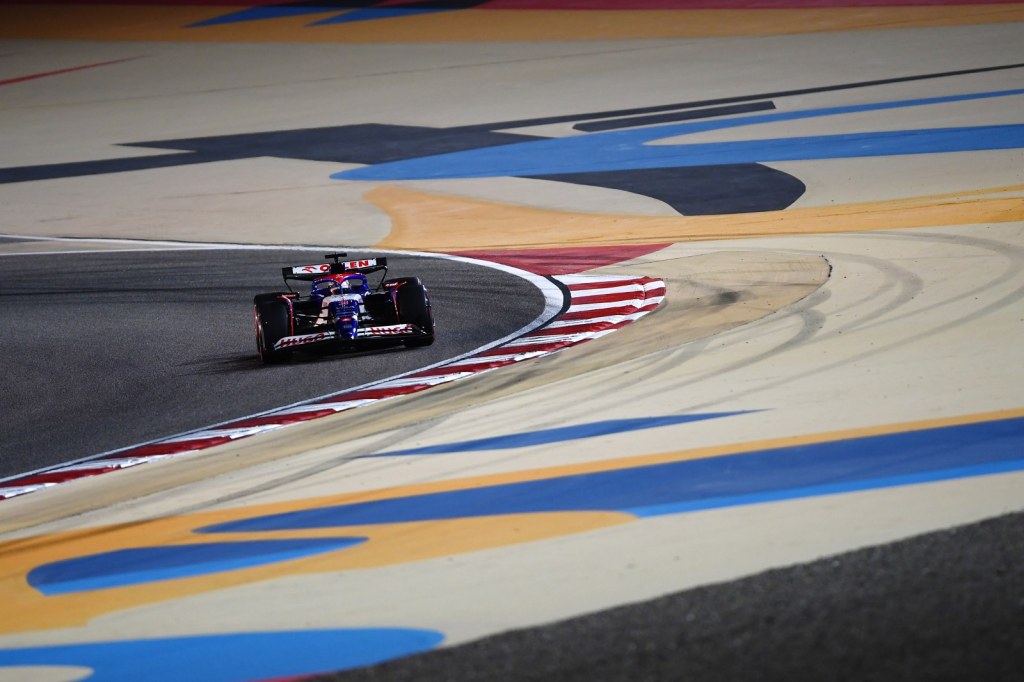 Ricciardo se diz animado após treinos no Bahrein e vê meta modesta: “Lutar por top-10”