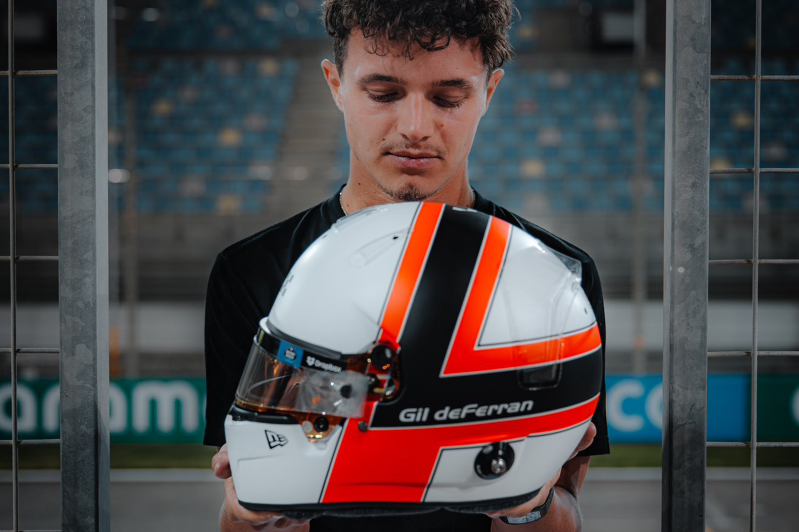 Norris homenajea a De Ferran y utiliza un casco con diseño de su triunfo en Indy 500