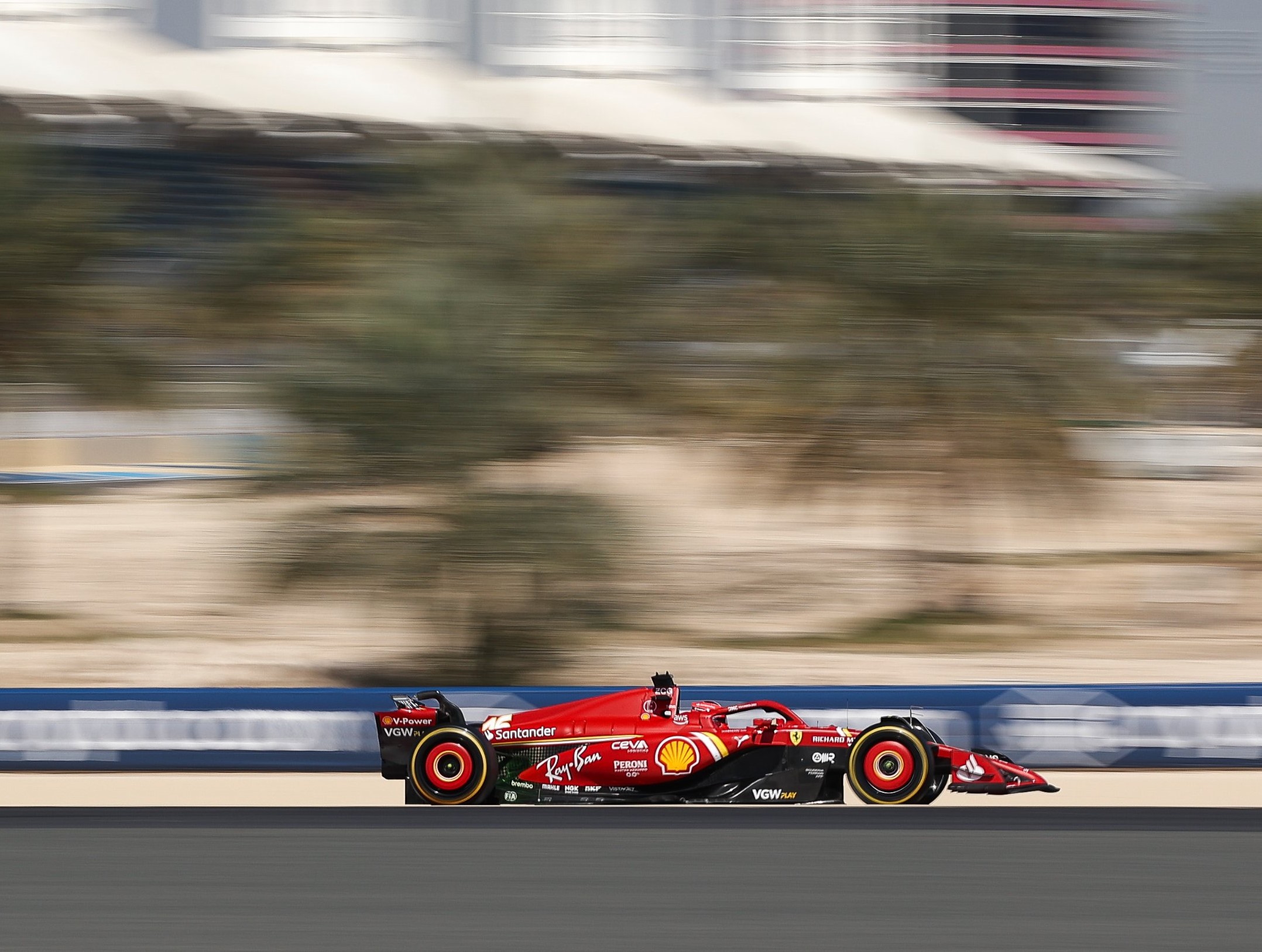 Leclerc lidera cancelada sesión matinal de ensayos en Bahrein por alcantarilla suelta