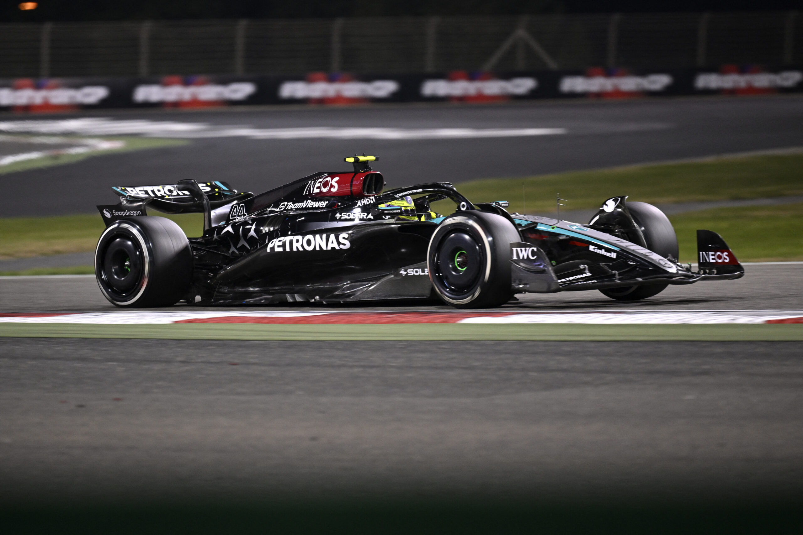 Hamilton lamenta que Mercedes esté ”más relegado de lo esperado” con Red Bull