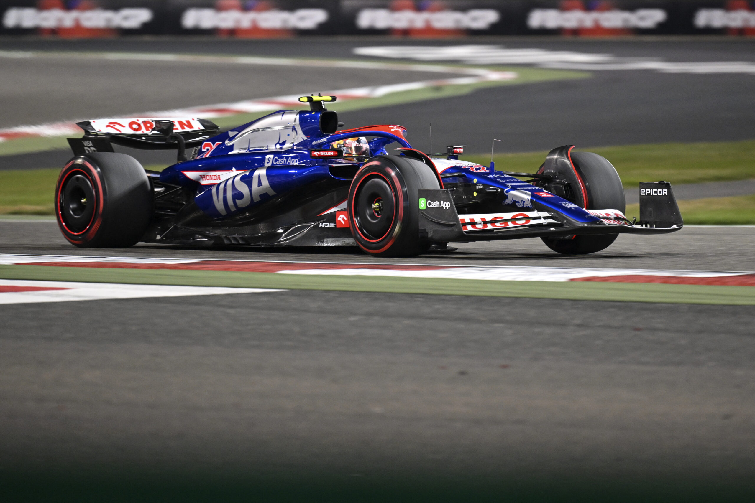 Tsunoda se enfada y casi embiste a Ricciardo tras banderazo final en Bahréin