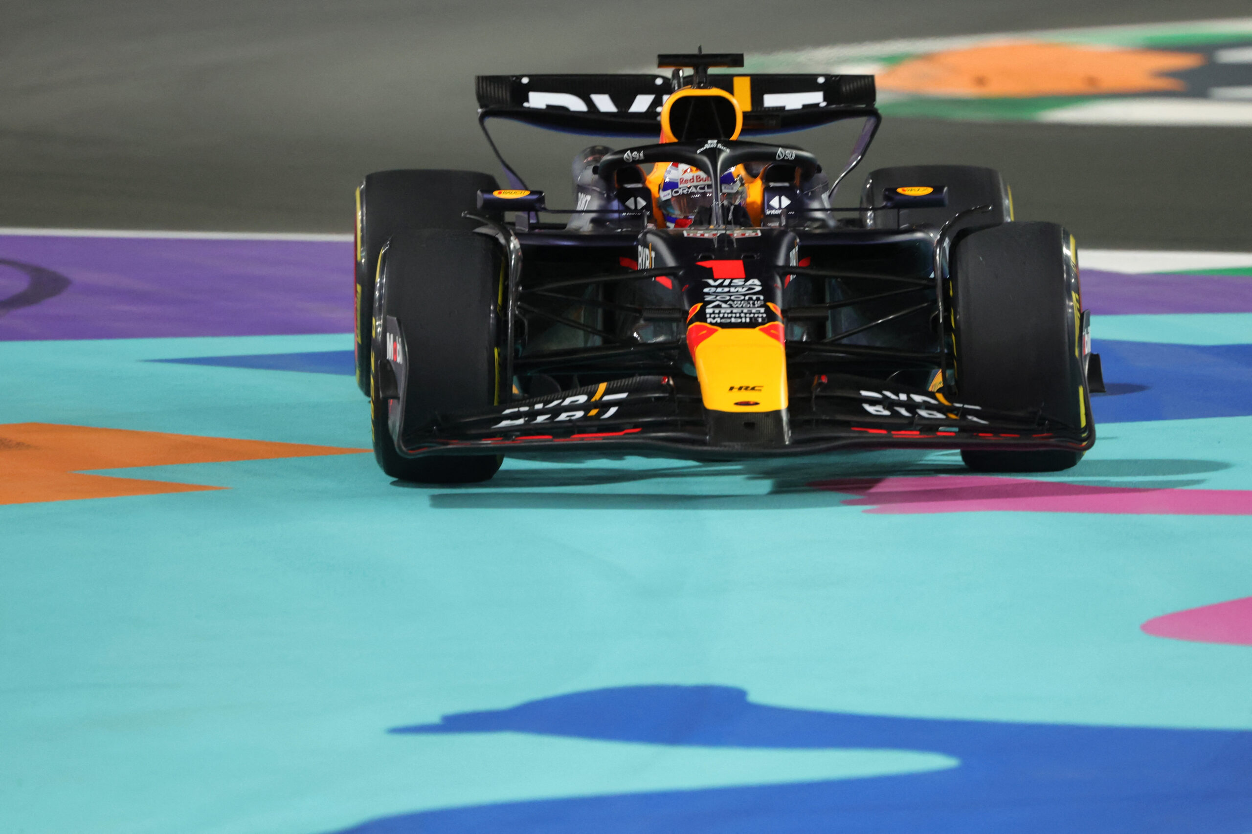 Verstappen minimiza el ritmo en clasificación y destaca que el RB20 “cobra vida en carrera”