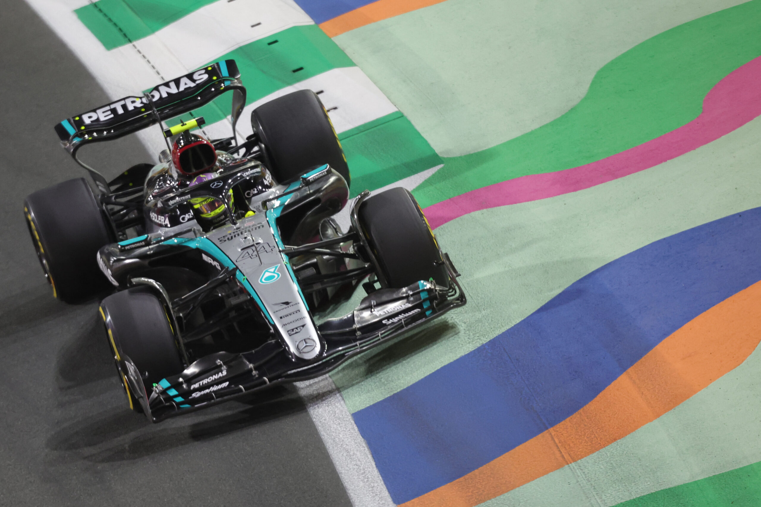 Hamilton analiza “día difícil” en Jeddah: “No confío en la parte trasera del auto”