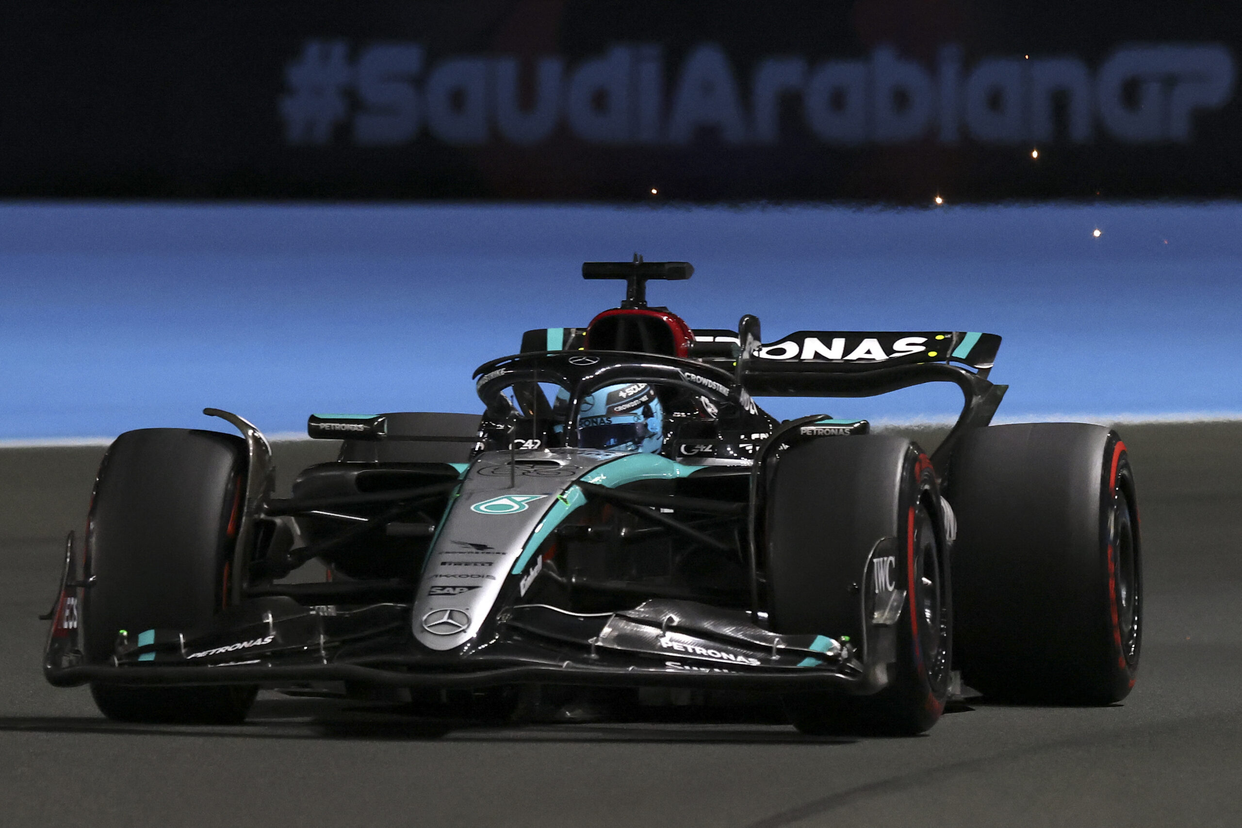 Russell se queja tras estar “40 vueltas atascado” detrás de Alonso en Jeddah