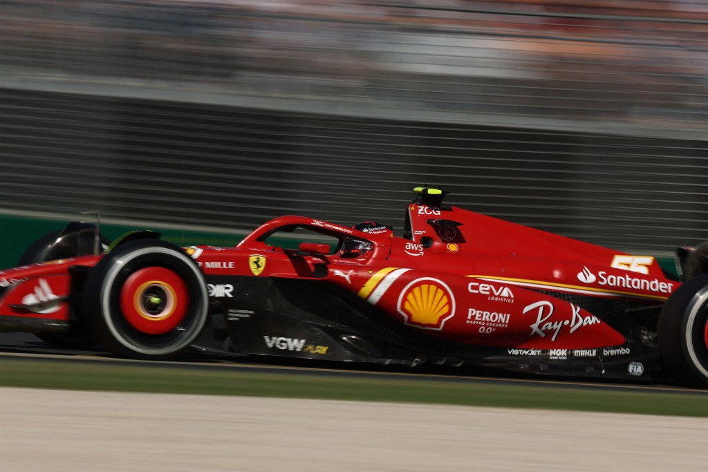 Sainz conquista el GP de Australia en 1-2 de Ferrari; Verstappen abandona por incendio